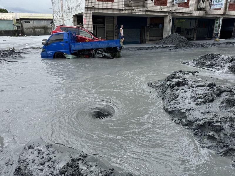 花蓮縣馬太鞍溪堰塞湖23日溢流，大水沖進鄰近鄉鎮，24日光復鄉敦厚路持續有淤泥與泥水，災民無奈，不知從何清理。圖/中央社