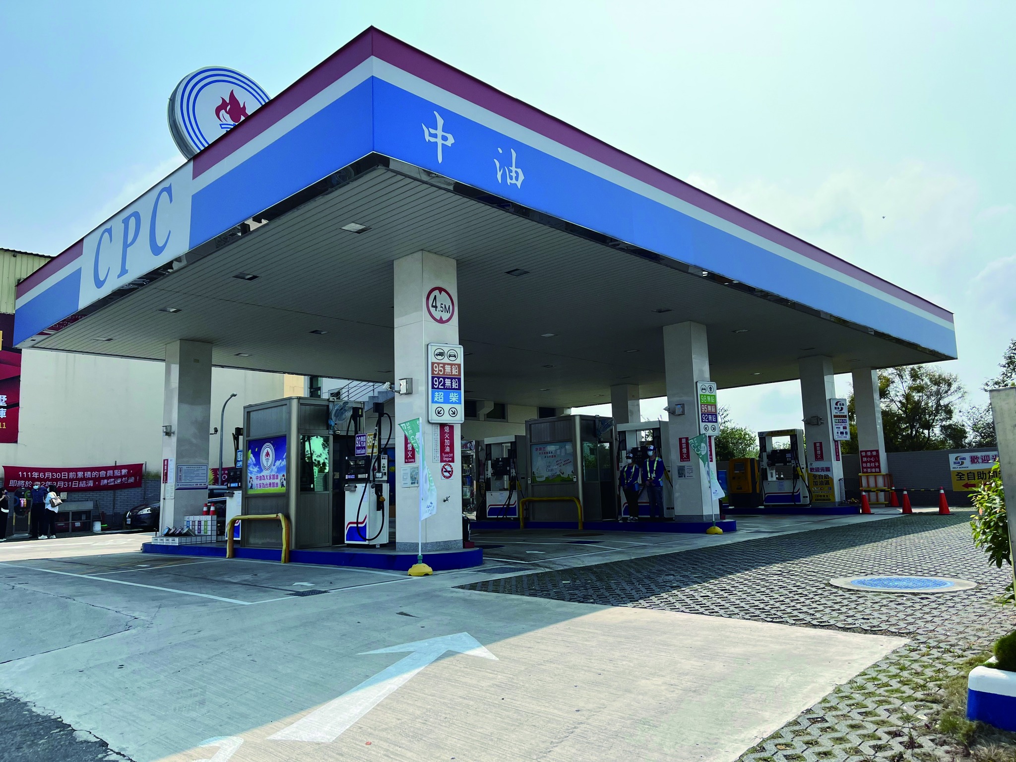 台灣中油公司宣布，明天凌晨零時起，汽油價格不調整、柴油調降0.1元。圖/取自台灣中油臉書