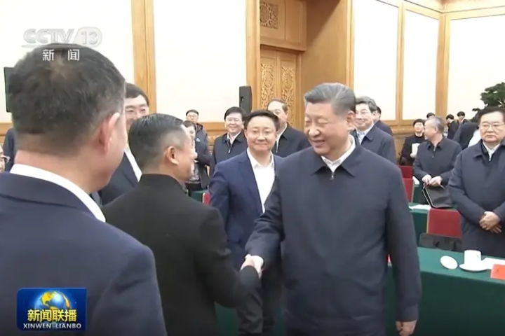 今年2月17日北京舉辦民營企業家座談會，中共總書記習近平特別與馬雲握了手，似表明對阿里巴巴的「冷凍期」結束。圖／取自央視網
