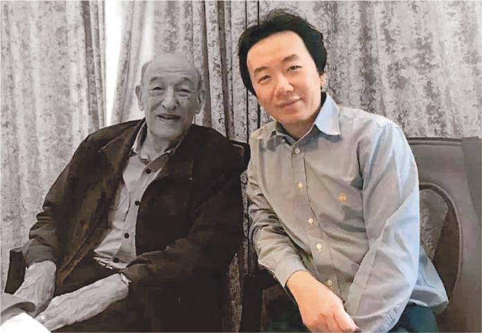紅三代政論家任意（右)曾是哈佛大學教授傅高義（左）的研究助理。兔主席微信公眾號