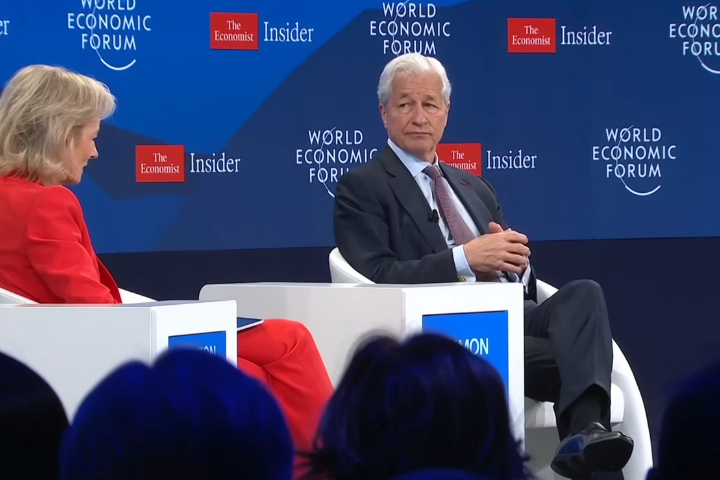 川普控告摩根大通與執行長戴蒙　指控政治性「去銀行化」求償50億美元