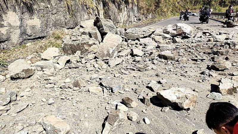 嘉義縣大埔鄉30日上午地震，台18線（阿里山公路）69.5K有落石，雙向無法通行。圖/中央社