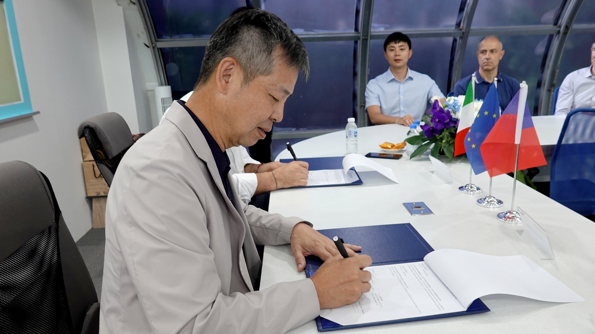 「工欲善其事 必先利其器」，歐德集團董事長陳國都很開心可以和德義頂尖大廠合作，一起聯手打造智慧化國際物流中心。