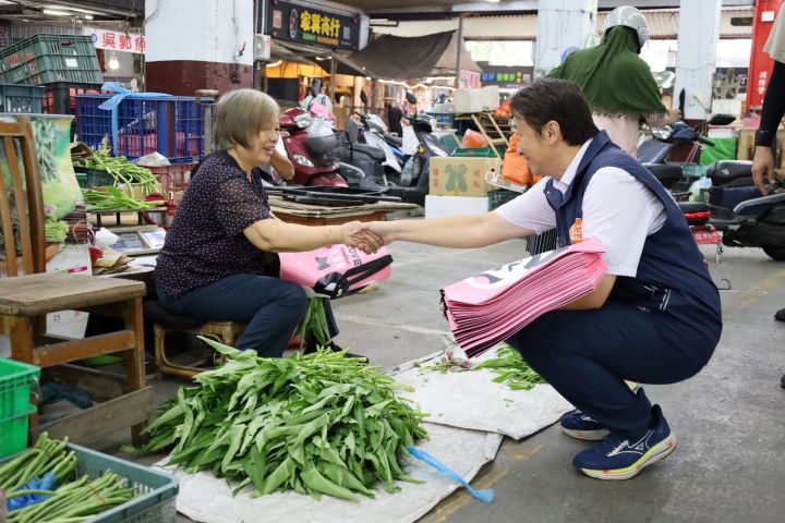 魏嘉賢與市場老闆直接溝通,解決基層攤商經營難題。圖/魏嘉賢辦公室提供