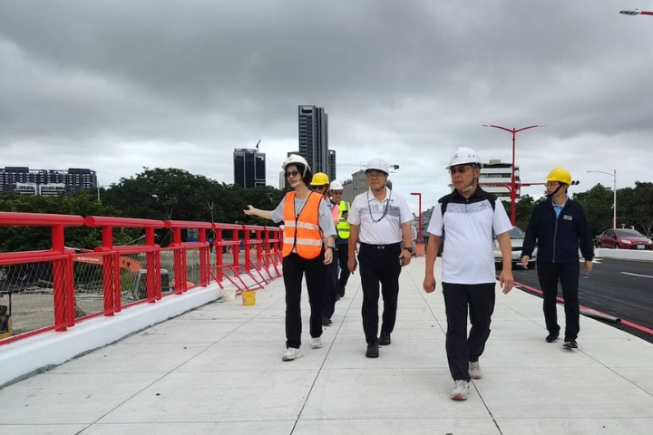 花逾5億高雄九如橋「鳥居欄杆」遭罵翻　市府連夜塗白漆　他嘆宛如國旅縮影