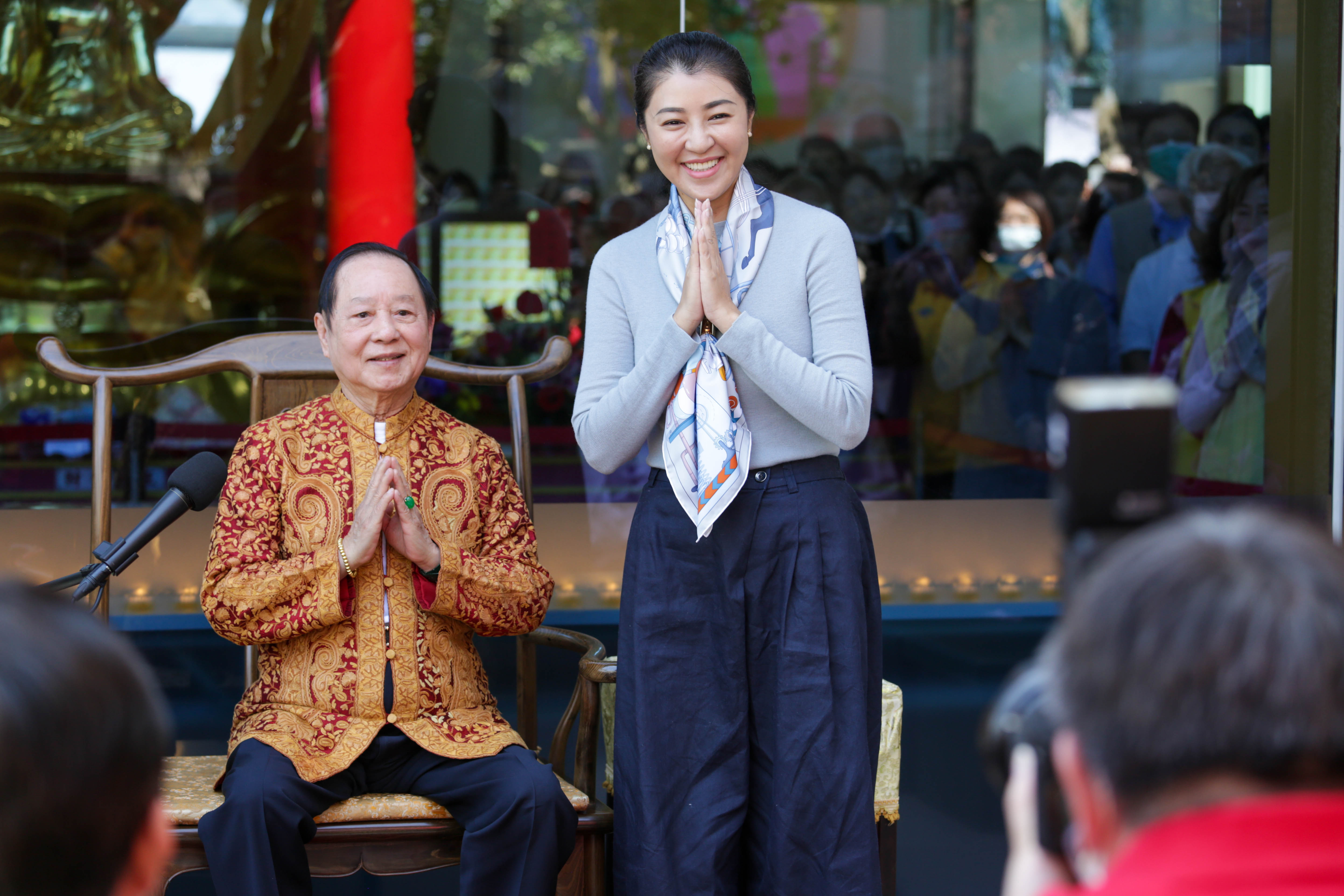 南投縣長許淑華（站立者）全程出席埔里大梵寺祭天大典。圖/埔里大梵寺提供