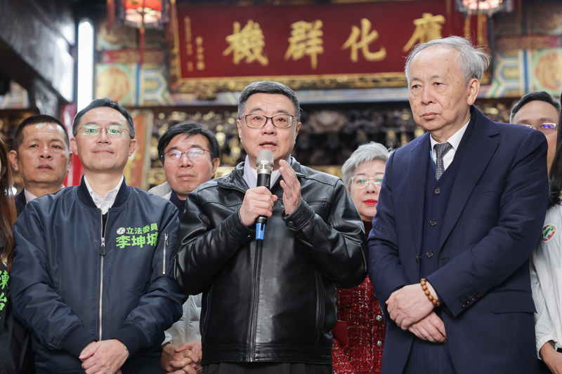農曆大年初一，行政院長卓榮泰（前中）29日在台北參拜廟宇時提到，針對川普揚言對台灣半導體廠商徵高關稅一事，會給予協助。圖為卓揆參拜台北覺修宮。圖／中央社