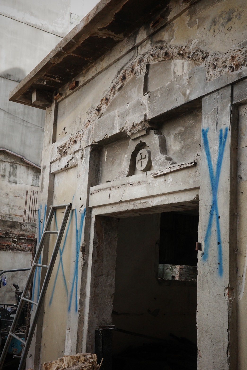 一些網友認為，建築上的「卍」標誌暗示它是一座佛寺。圖/取自黃守達臉書