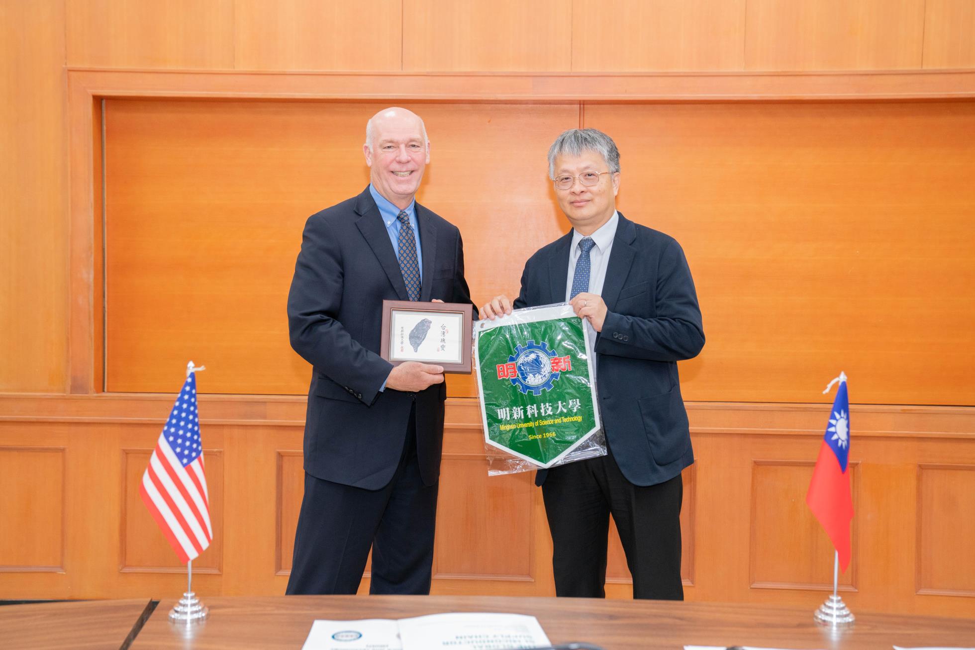 蒙大拿理工大學（Montana Technological University）是明新科大的姊妹校，現已規劃在蒙大拿理工大學開設華語課。劉國偉校長導覽校內的半導體人才培育基地。圖/取自明新科大官網