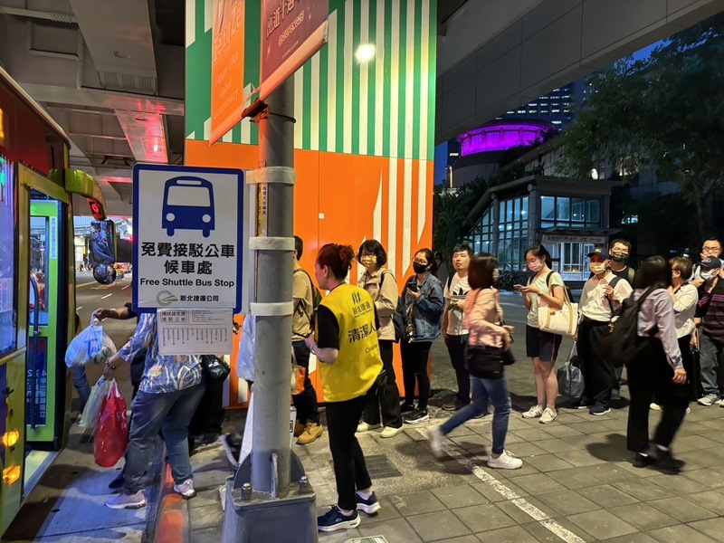 受地震影響新北環狀線軌道位移，經搶修後已恢復7成營運，但目前仍維持公車接駁服務。