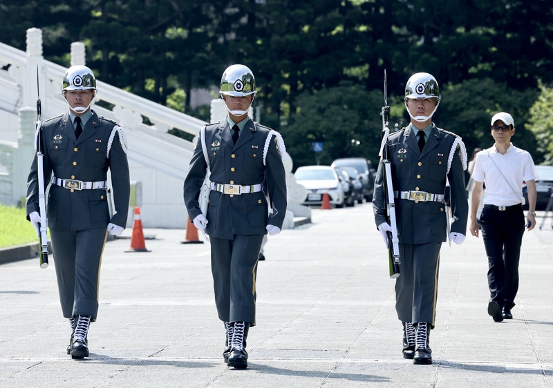 中正紀念堂三軍儀隊今（15日）撤出蔣介石銅像大廳，改至戶外的民主大道實施操演。圖/中央社