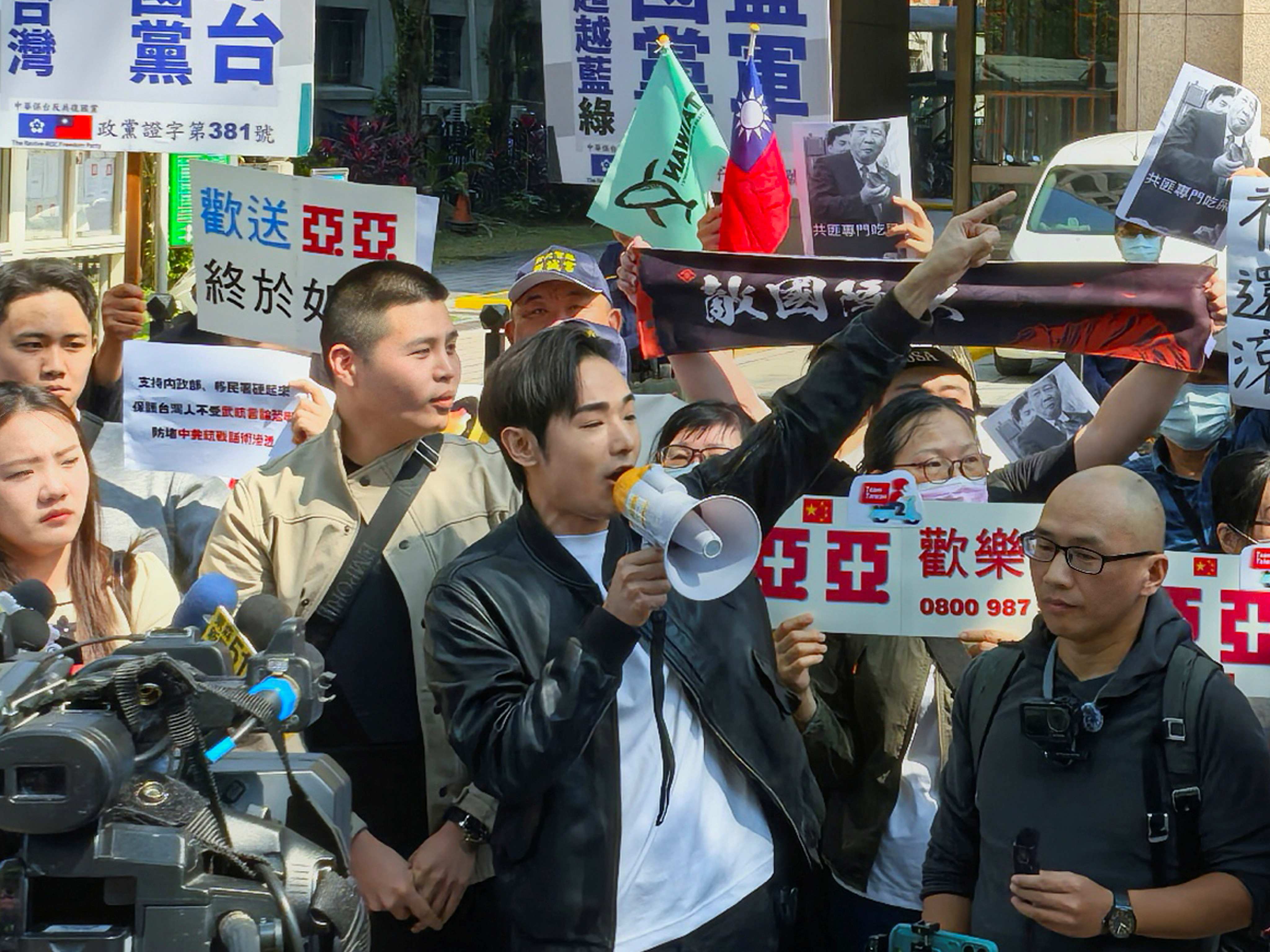 網紅八炯支持者25日赴陸配劉振亞記者會要求其「滾回去」。圖/記者孫係繁攝