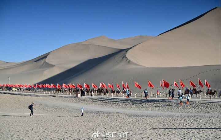 鳴沙山騎駱駝,每人約可騎乘40分鐘,駱駝隊伍前後綿延數里。圖/取自極目新聞微博