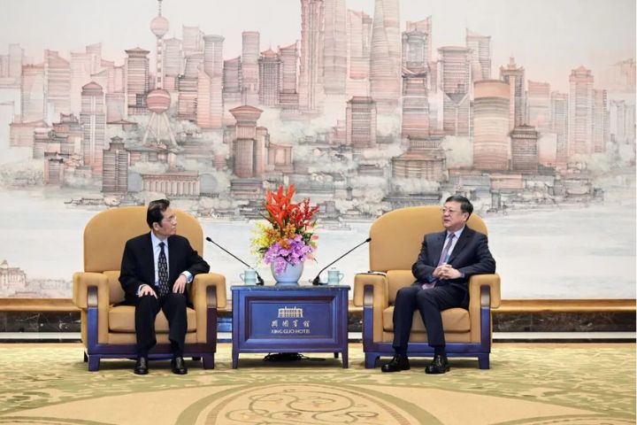 中國國民黨副主席張榮恭(左)14日率團赴上海交流,並與上海市委書記陳吉寧(右)會面。圖/取自上海發布公眾號