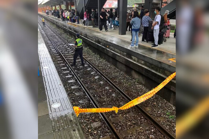 內壢火車站一名男子落軌,遭自強號列車輾斃慘死。圖/取自記者爆料網