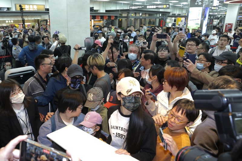 陸配「亞亞」劉振亞遭限期離境，已於25日晚間離開台灣。圖/中央社