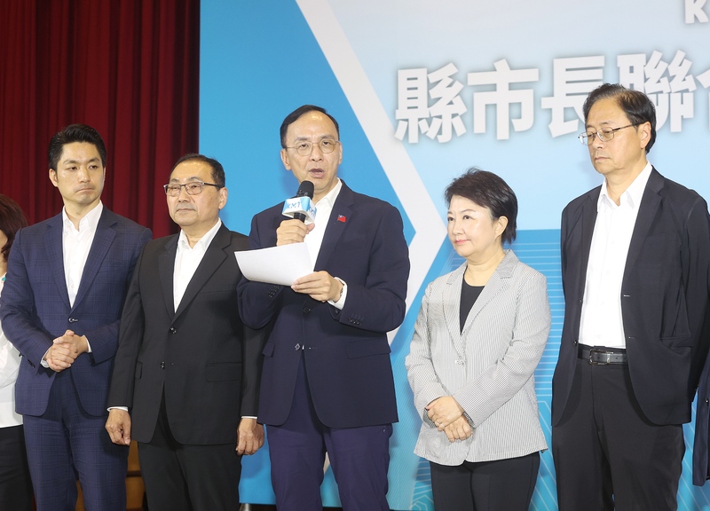 應對川普對等關稅，國民黨主席朱立倫邀請藍營縣市長舉行聯合對策會議，會後並發表4項對策。圖/中央社