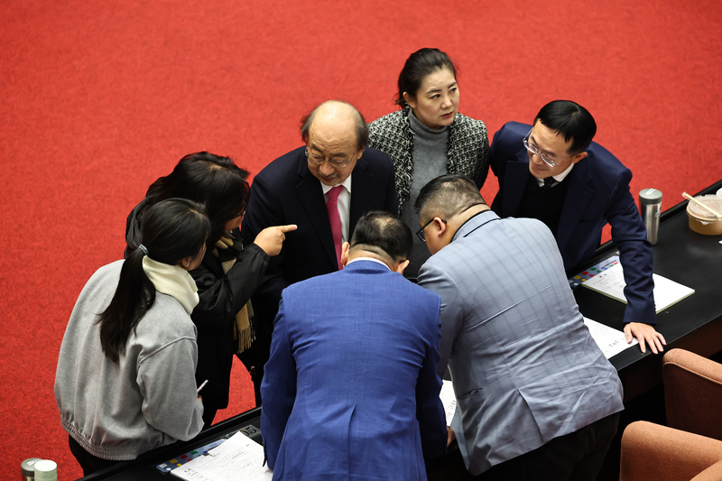 民進黨團總召柯建銘（後中）日前在議場與黨籍立委討論罷免正副議長，現在又搞雙罷。圖/中央社
