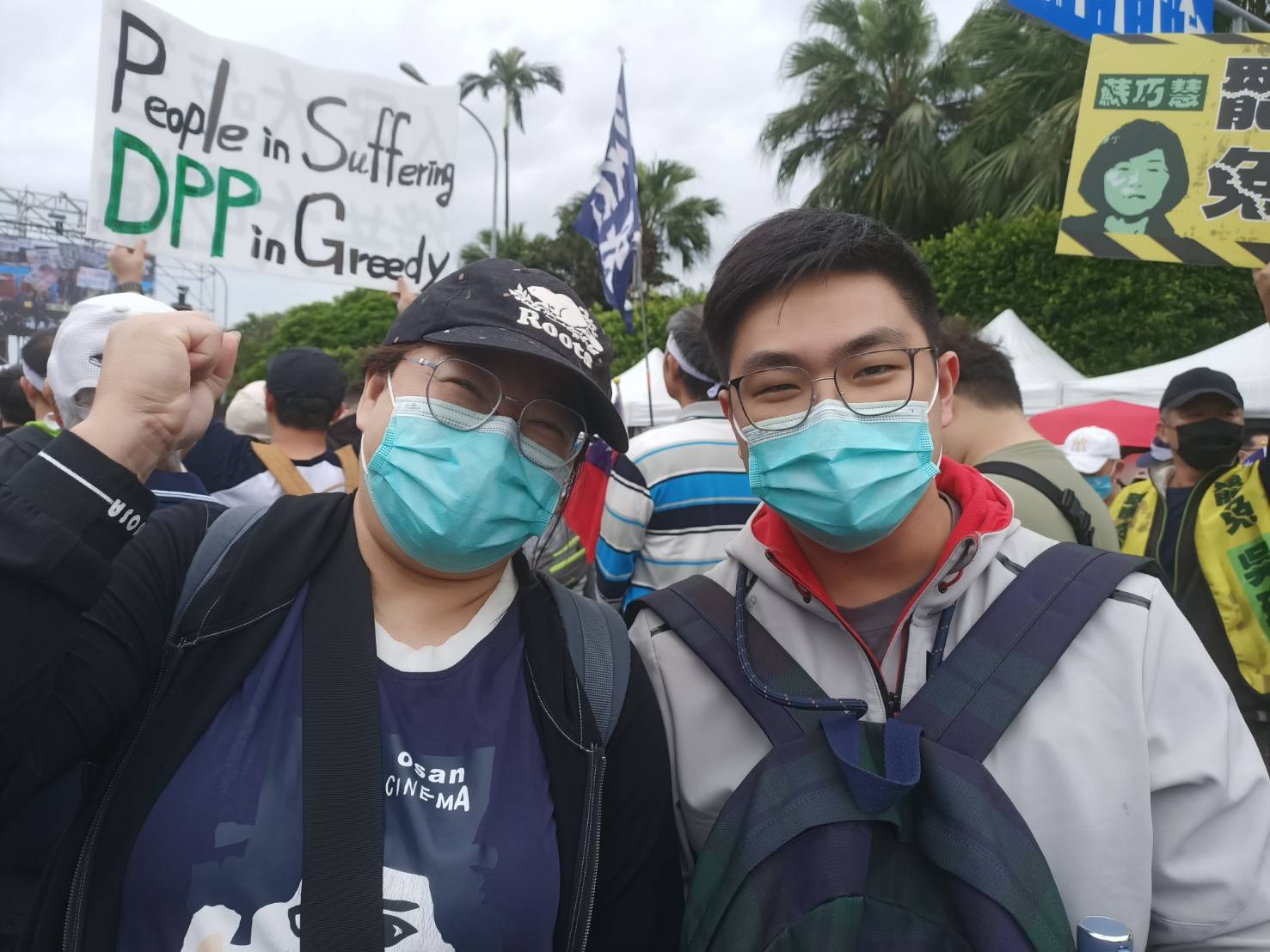 桃園林姓母子檔站出來反綠共、戰獨裁。圖/記者簡立欣攝