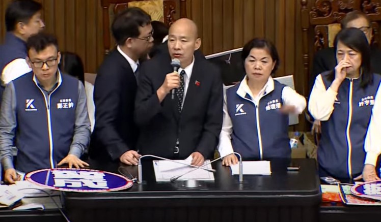 朝野立委17日針對國會改革五法進行激烈攻防，經過一整天的時間，立法院會僅有總統國情報告常態化部分通過二讀，也就是立委於總統國情報告完畢後，立委可對總統「即問即答」。圖/取自國會頻道