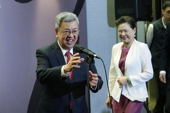 行政院長陳建仁（左）21日表示，對於立法院要求的食安專報，行政院都已經準備好了，盼能盡早在立院提出食安報告。圖/取自中央社