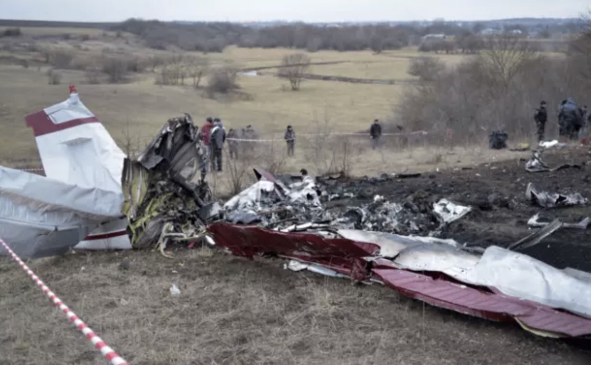 一架俄圖-22M3轟炸機墜毀現場。圖/取自塔斯社