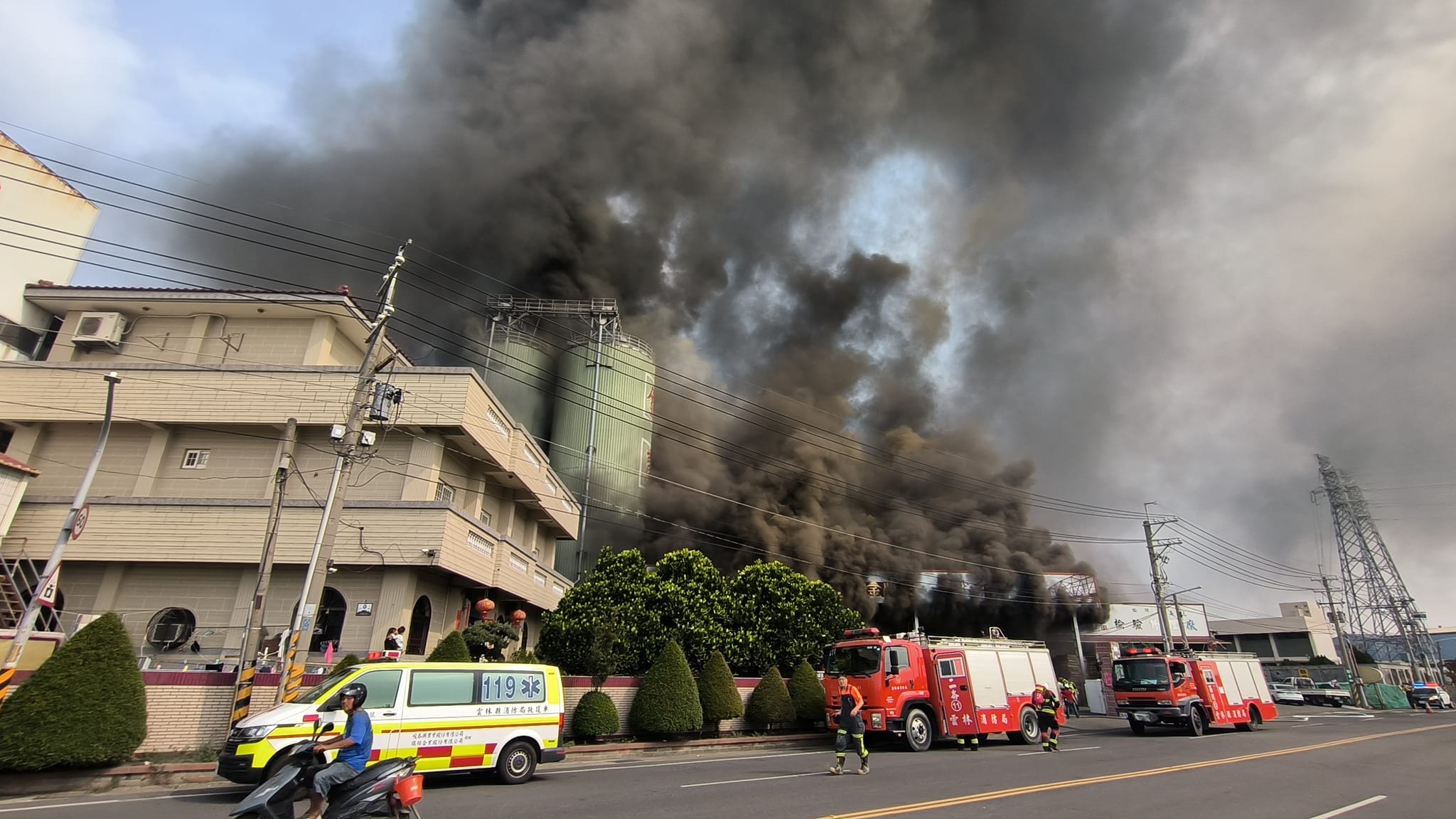 雲林著名碾米廠大火，濃煙猛竄，近300坪廠區信入火海。圖/取自雲林縣議員李明哲臉書