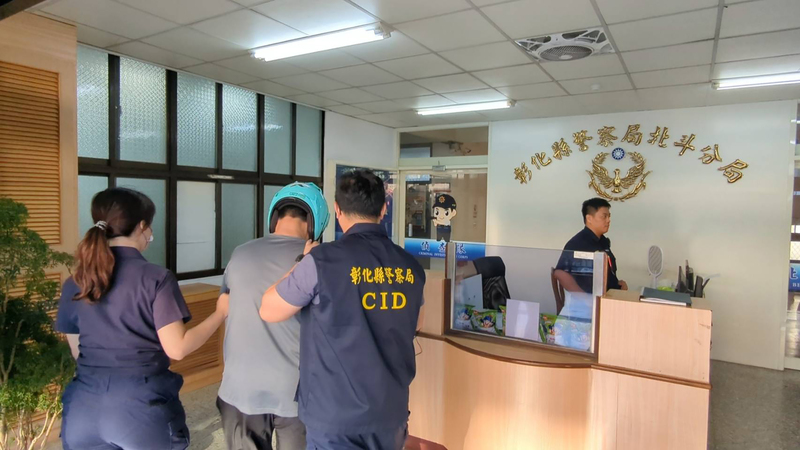 康橋國際學校22日進行單車環台成年禮活動，7名學生遭逆向汽車撞擊受傷，其中1人重傷昏迷。肇事駕駛（左2）傍晚由彰化縣警察局北斗分局依準現行犯逮捕到案，釐清案情。圖/中央社