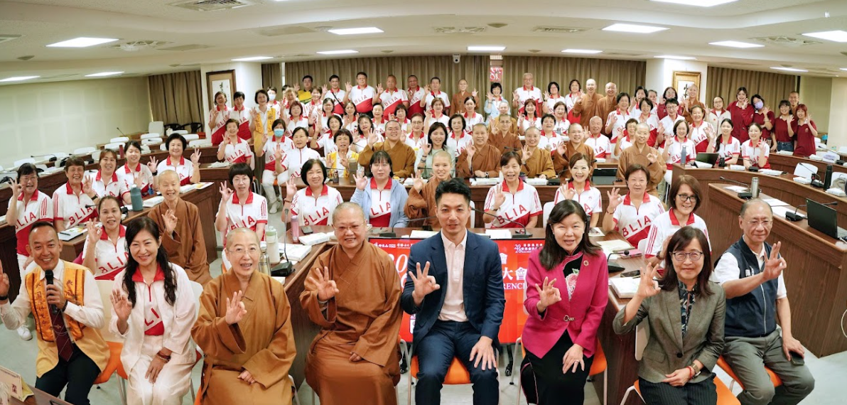 左3起為國際佛光會秘書長覺培法師、佛光山台北道場住持滿謙法師、台北市長蔣萬安、國際佛光會中華總會總會長潘維剛、台北市副市長林奕華、台北市民政局長陳永德。圖/佛光山提供