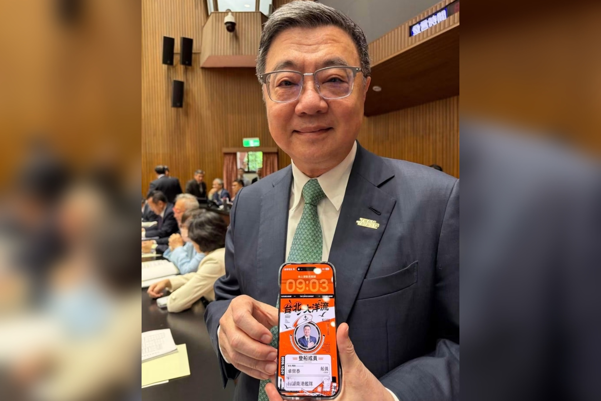卓榮泰立法院議場秀「洋流」文宣　國民黨轟：上樑不正下樑歪 