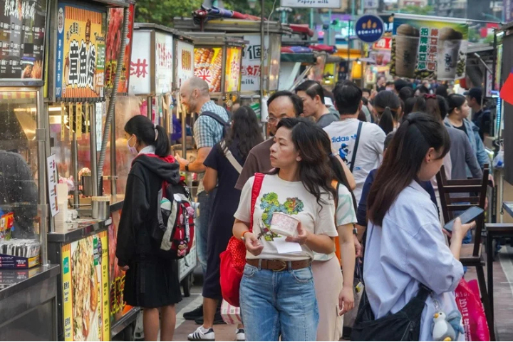 中央大學台灣經濟發展研究中心調查今年五月消費者信心指數（CCI）總指數為64.93點，與上個月比較下降3.28點。圖為台北寧夏夜市傍晚人潮。圖／中央社
