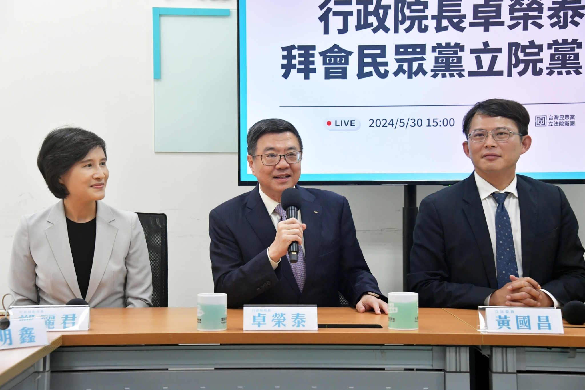 行政院長卓榮泰表示立院通過的國會改革法案窒礙難行，要提出覆議，卻又說不出難行之處，圖為卓榮泰與民眾黨立委溝通。圖/行政院官網