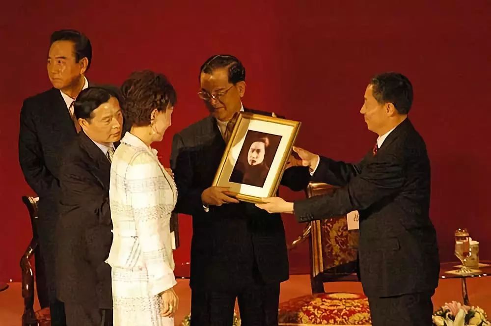 連戰在北大演講後，北大校長贈送連戰母親趙蘭坤的學歷印本和照片，連戰當場感動落淚。圖／取自搜狐網