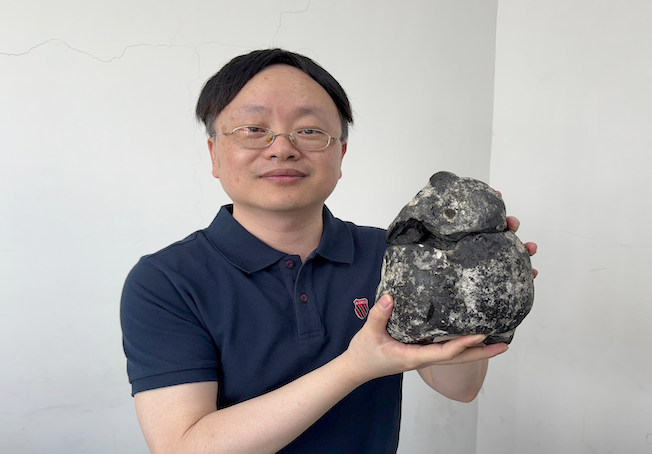 狗鼻神探尋寶成功！女子東部海邊遛狗撿到千萬級龍涎香