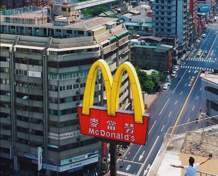 台北某麥當勞門市因未有效阻止性騷擾事件，遭北市府勞動局開罰100萬元，照片僅為示意。圖/取自台灣麥當勞IG。
