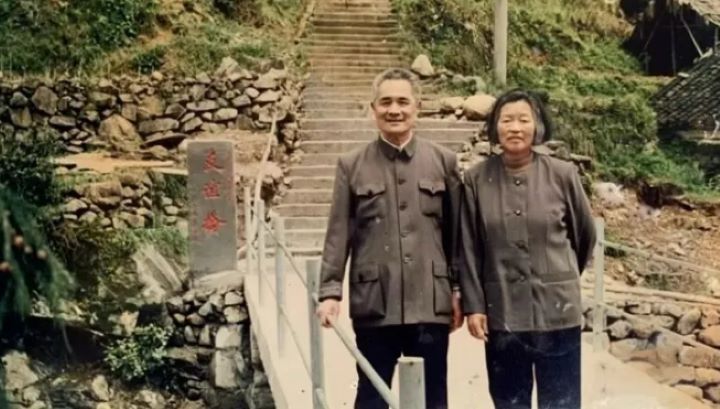王春文和妻子在捐建的友誼橋前合影,資料圖。圖/取自新華社公眾號