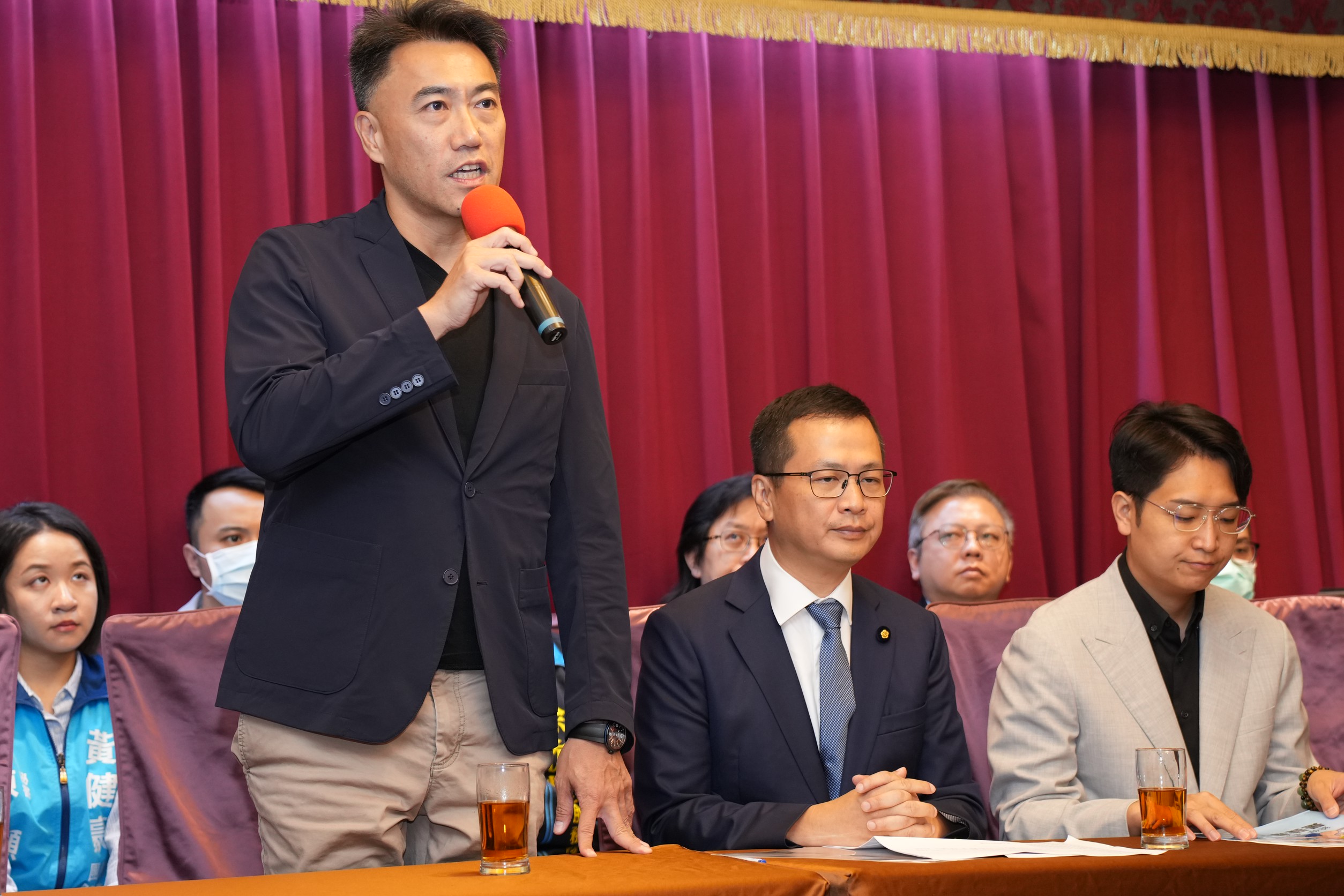 國民黨立委林沛祥(前左)26日聲援國民黨立委羅智強(前中)參選國民黨主席。圖/記者陳思豪攝