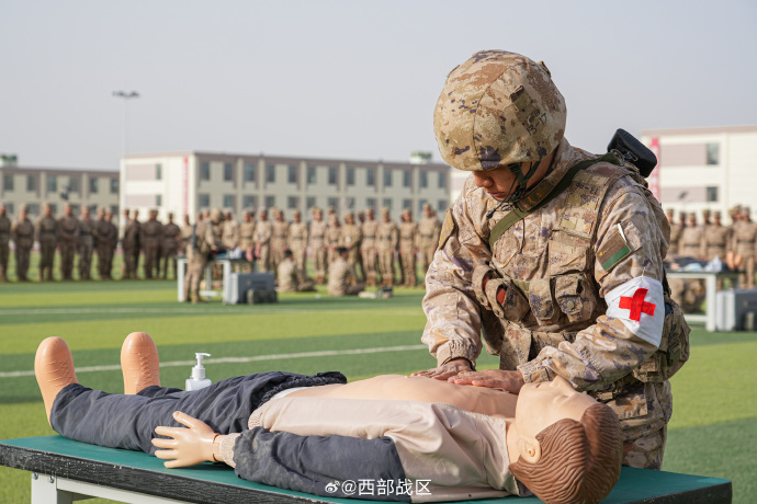 中共解放軍西部戰區士兵，則常常以「維穩」為訓練課題，圖為新疆軍區士兵訓練CPR。圖／取自西部軍區微博