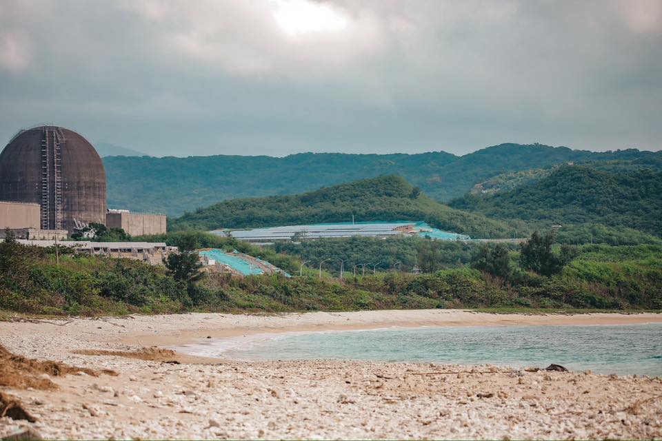陳菁徽指出，要蓋越多光電板，就要砍越多樹，水土保持不佳，出海口黃沙滾滾。圖/取自陳菁徽臉書