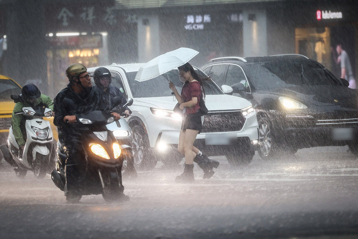 周日白天降雨高峰　高屏山區防豪雨以上降雨