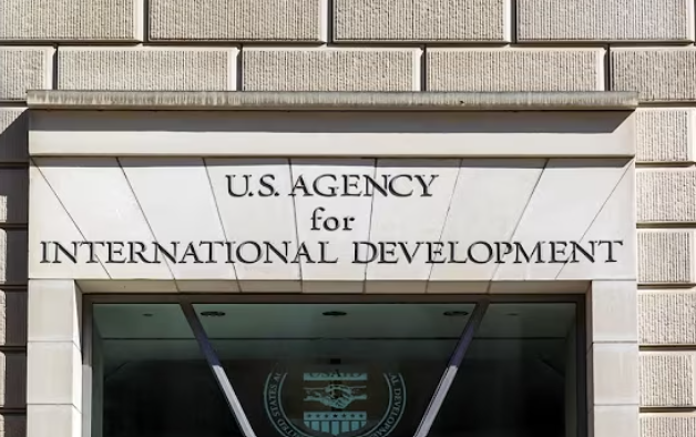 烏克蘭和台灣都有團體或記者得到美國國際開發署（USAID）的資助，組成一個資訊泡泡。圖/翻攝自ABC News Youtube 頻道