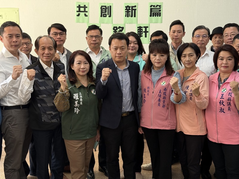 民進黨徵召在地議員蔡銘軒（前中）參與草屯鎮長補選。圖／中央社