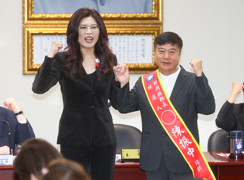 國民黨中常會1日下午在中央黨部舉行，通過提名湖西鄉長陳振中（右）參選澎湖縣長，黨主席鄭麗文（左）為陳振中披上競選肩帶，一同振臂高喊「凍蒜」。圖／中央社