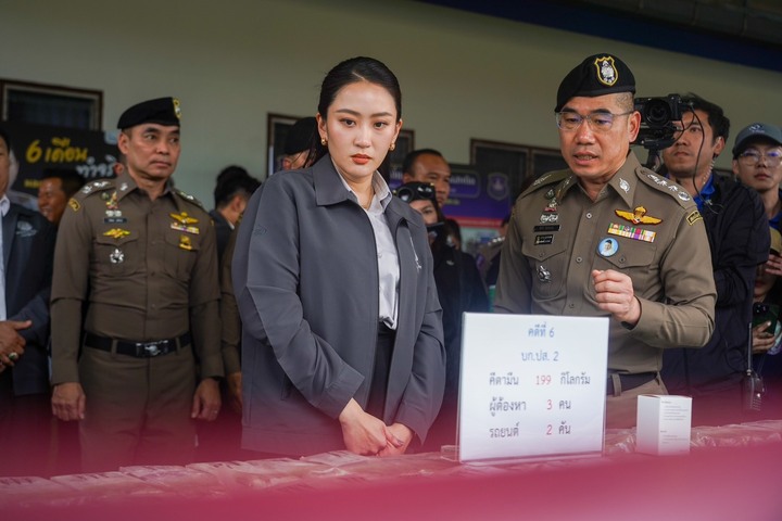 泰國反對派對總理貝東丹（中）提出不信任案。圖/取自貝東丹《臉書》