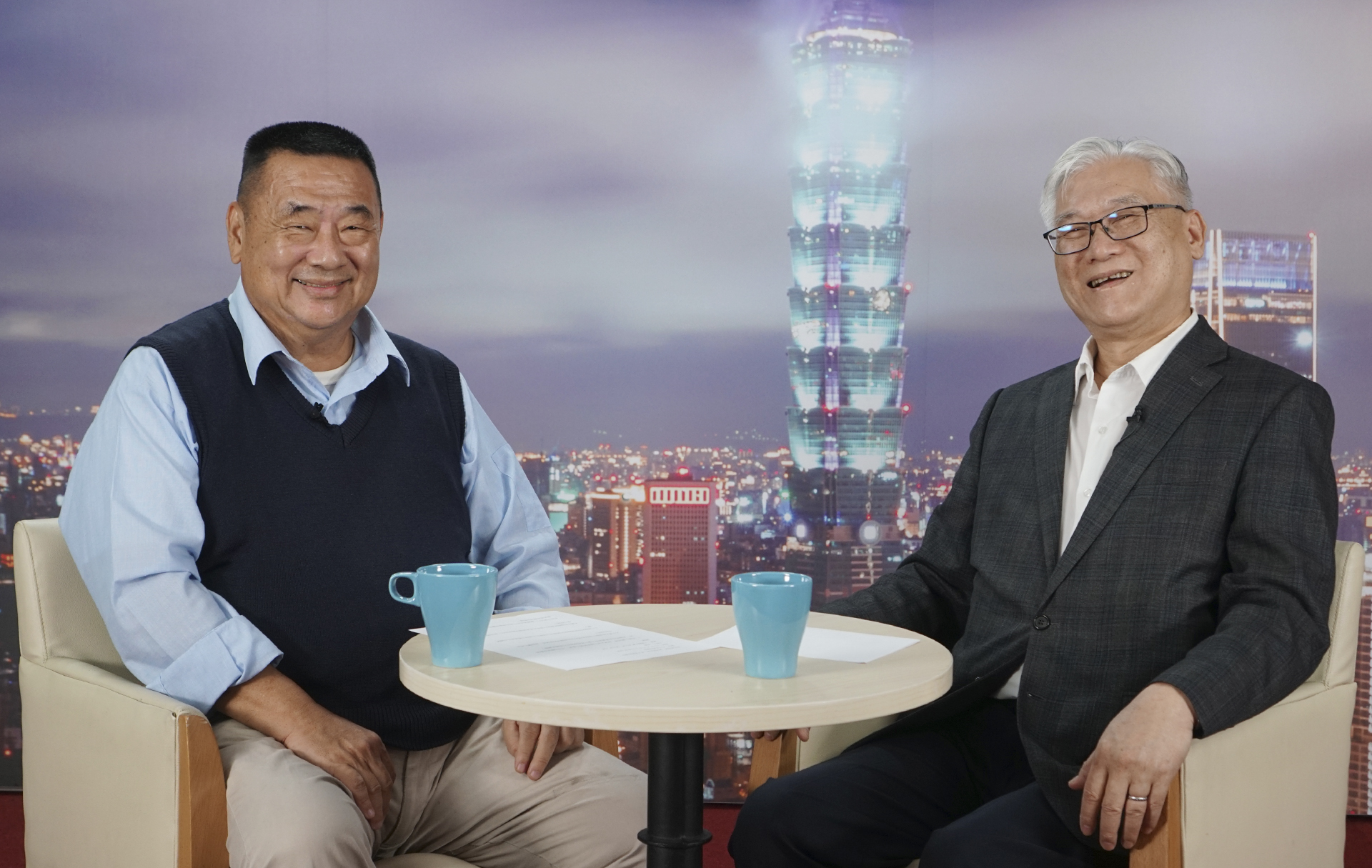 國民黨副主席夏立言（右）在張競博士（左）主持的「競哥談兵室」上說明國民黨的兩岸政策與對美工作。圖/梁鴻欣攝
