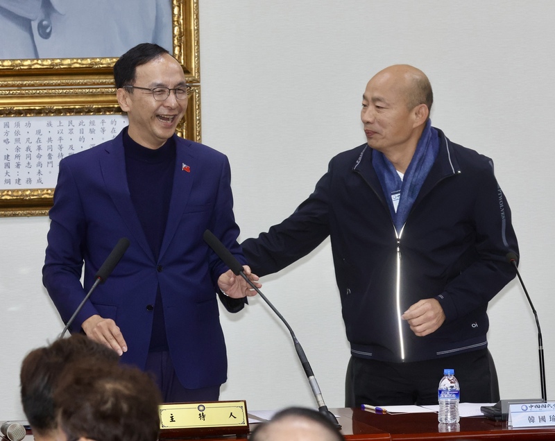 國民黨22日舉行第11屆新科立委座談會，黨主席朱立倫（左）表示，大家關心的立法院正副院長及黨團幹部選舉一定要秉持清清白白，大家都很肯定不分區立委當選人韓國瑜（右），希望大家讓黨能再凝聚、團結，真正目標是迎接新國會。圖/中央社