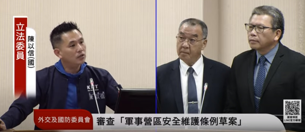 國防部情報次長顏有賢（右）證實，美、中軍艦本月3日同時出現太平島，且美方軍艦3日距太平島約12海里。左為國民黨立委陳以信。圖/取自YouTube國會頻道