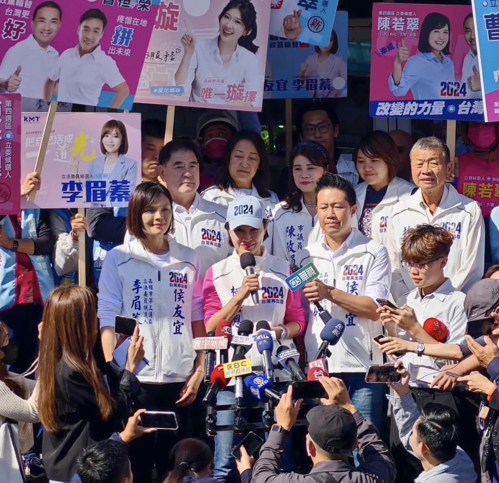 前立法院長王金平與國民黨不分區提名人柯志恩，共同出席國民黨高雄市立委參選人聯合登記造勢。圖／取自柯志恩臉書