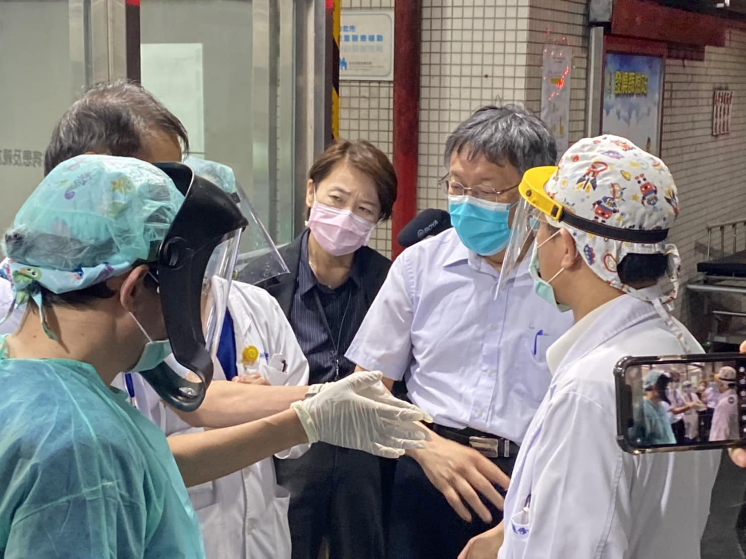美麗島電子報董事長吳子嘉表示，黃珊珊為保護他哥哥、潛艦國造召集人黃曙光不被判刑，藍白合非破不可。圖／取自黃珊珊臉書