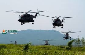 南京軍區某陸航旅組織部隊開展緊急出動、超低空隱蔽突防、對空引導精確打擊等課目訓練。圖/取自新華網